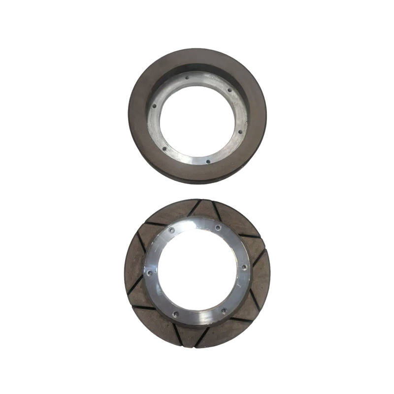How can edge grinding wheels significantly reduce edge chipping during ceramic slab edge grinding compared to traditional milling cutters?